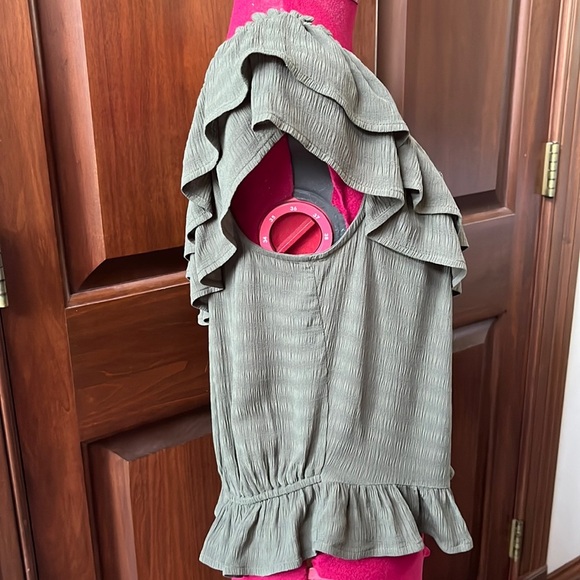 Express   NWT   Beautiful On/off shoulder Blouse  front tie up   Cropped  Size L - Picture 4 of 13